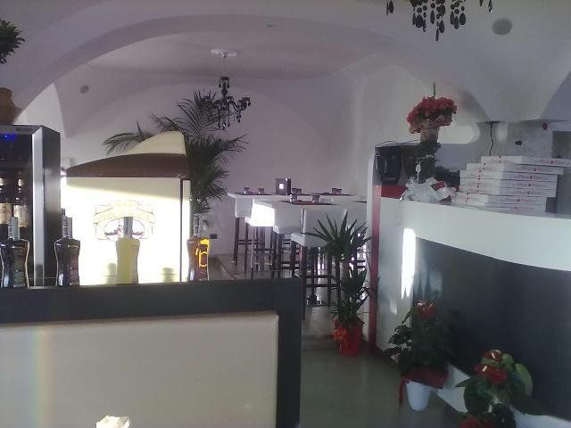 pizzeria con cartoni di pizza sul bancone