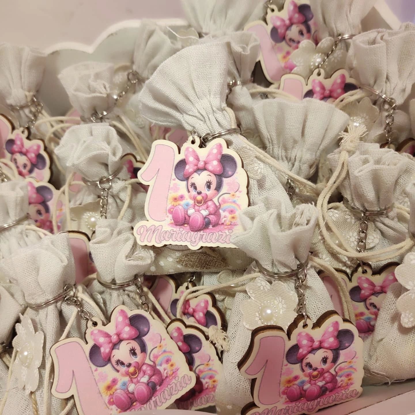 Donna che scrive alla scrivania, sorridente, di fronte a un'altra donna in un ambiente professionale con un computer portatile e dei documenti.