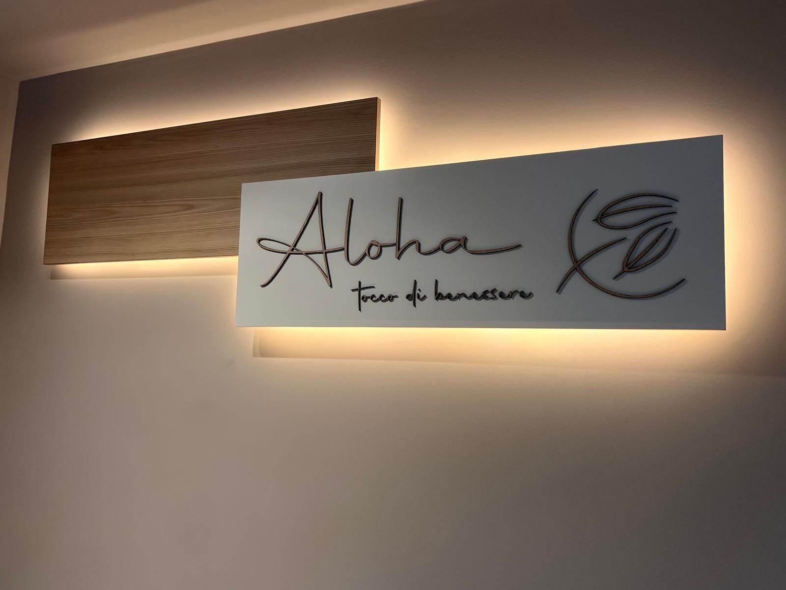 Donna che si fa truccare gli occhi, riflessa in uno specchio, con la tavolozza del trucco in primo piano.