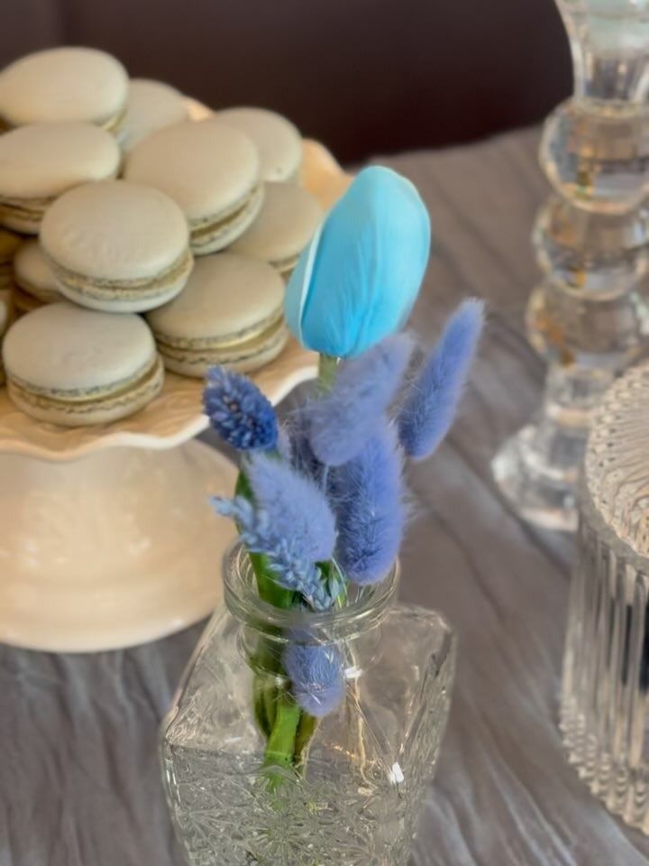 Donna sottoposta a iniezione di filler per le labbra in una clinica; il primo piano mostra l'ago che penetra nel labbro.