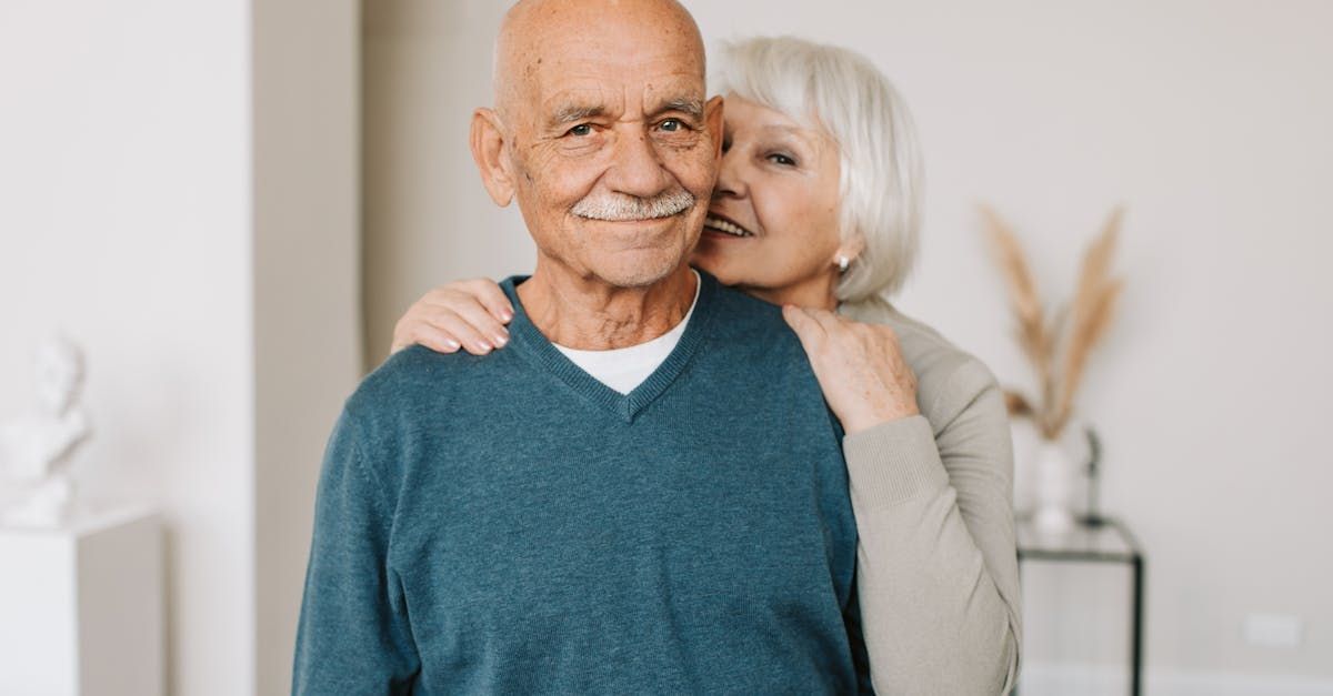 Rentnerpaar mit glückichem Mann und zufriedener Frau