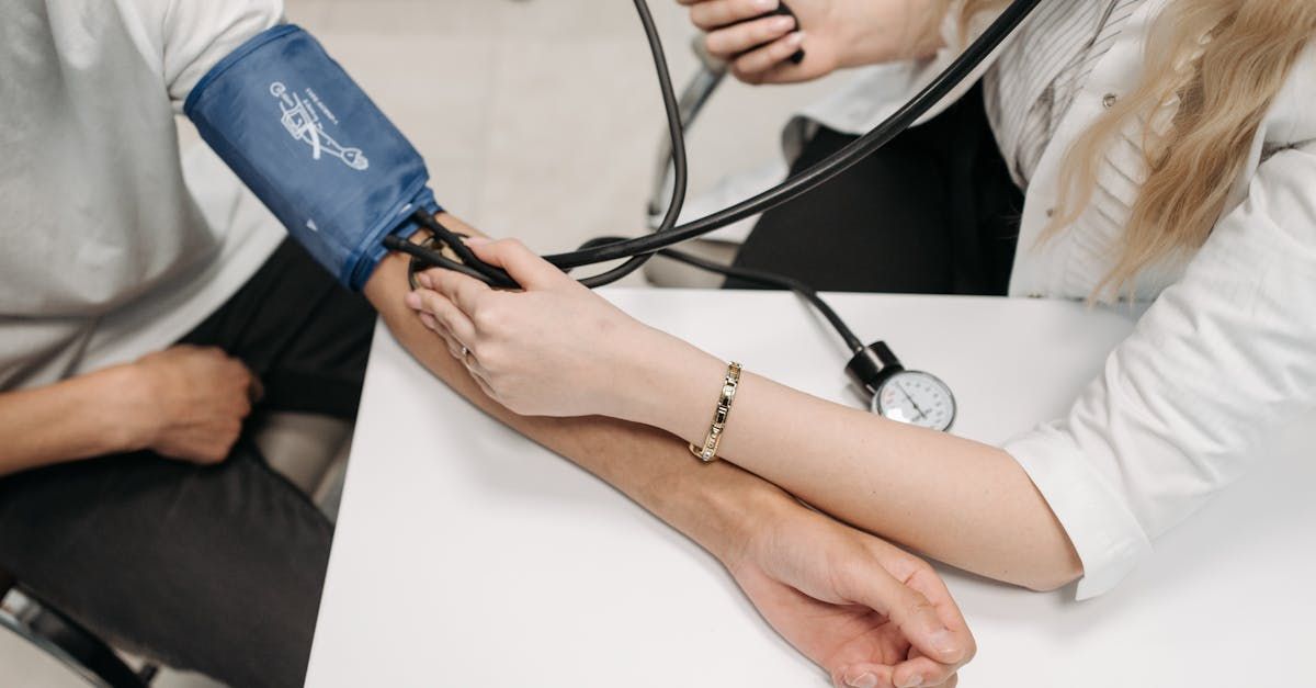 Apothekerin bei der Blutdruckmessung am Arm