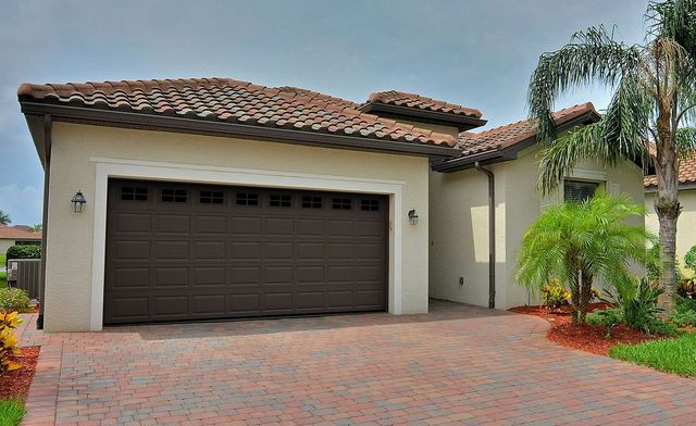 カーテン cocoa Haas Door Expands 2400 Series with New Espresso Color