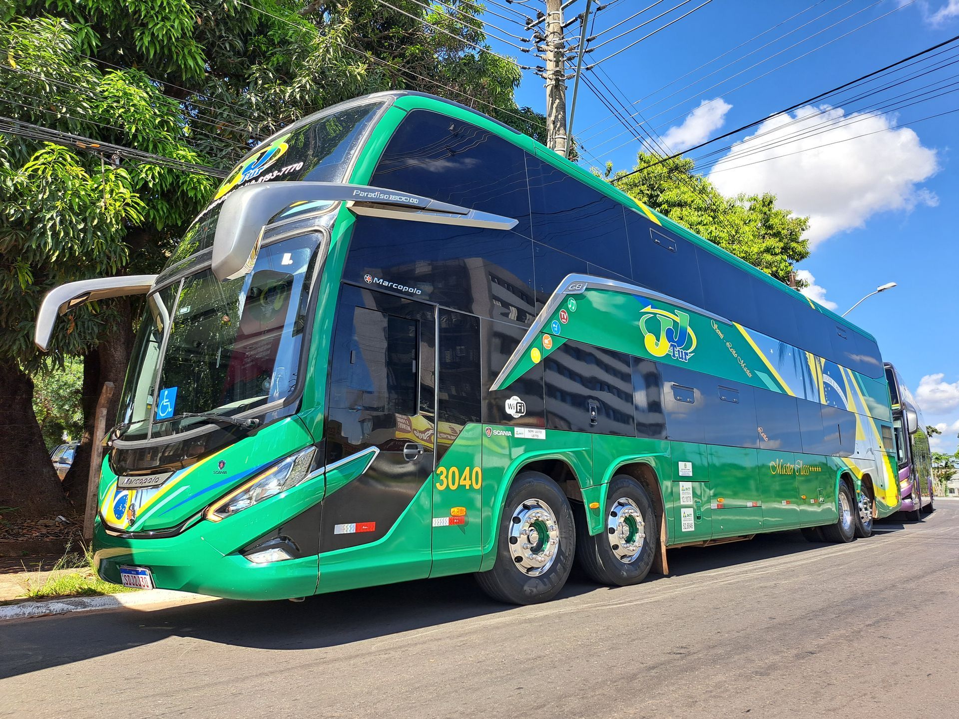 Ônibus da JJTur com visão da lateral e frontal