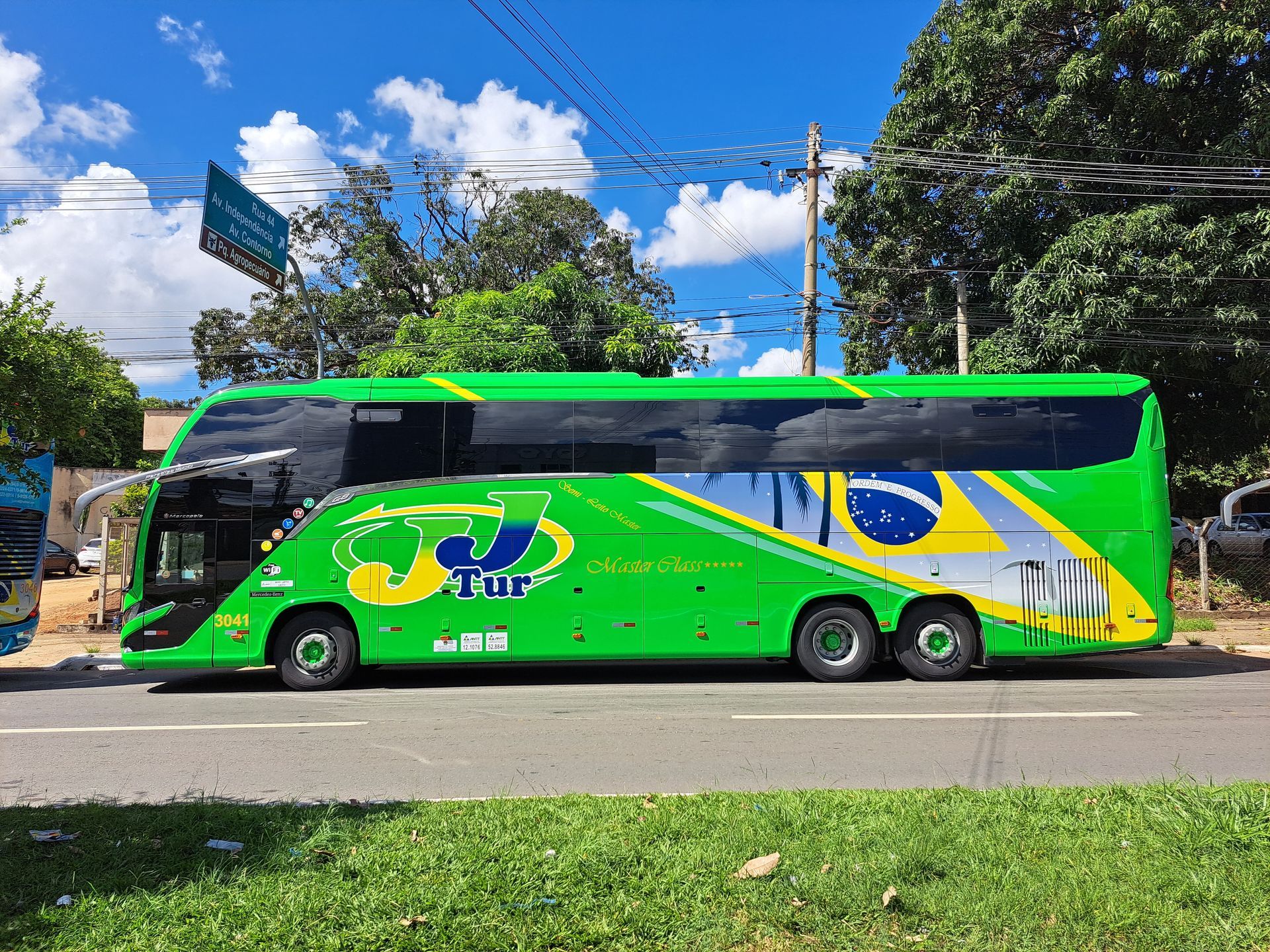 Ônibus da JJTur com visão da lateral com o logo