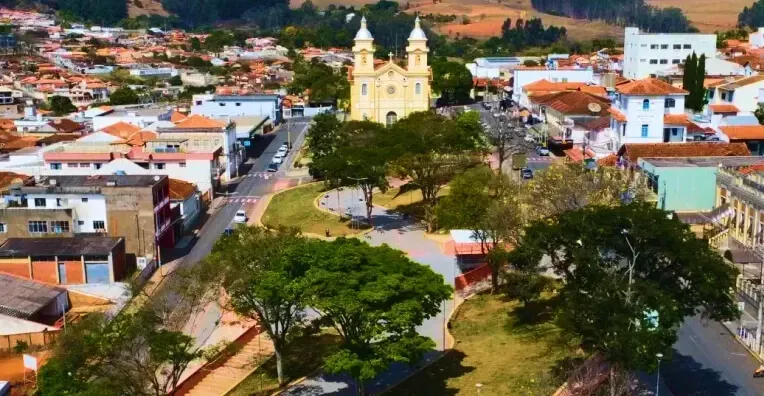 Vista aérea de Areado, Minas Gerais, com uma igreja ao fundo