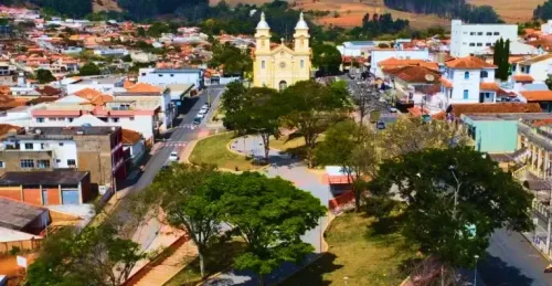 Vista aérea de Areado, Minas Gerais, com uma igreja ao fundo