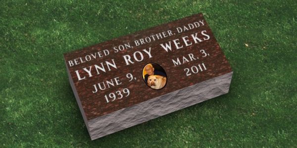 A gravestone for lynn roy weeks is sitting on top of a lush green field.