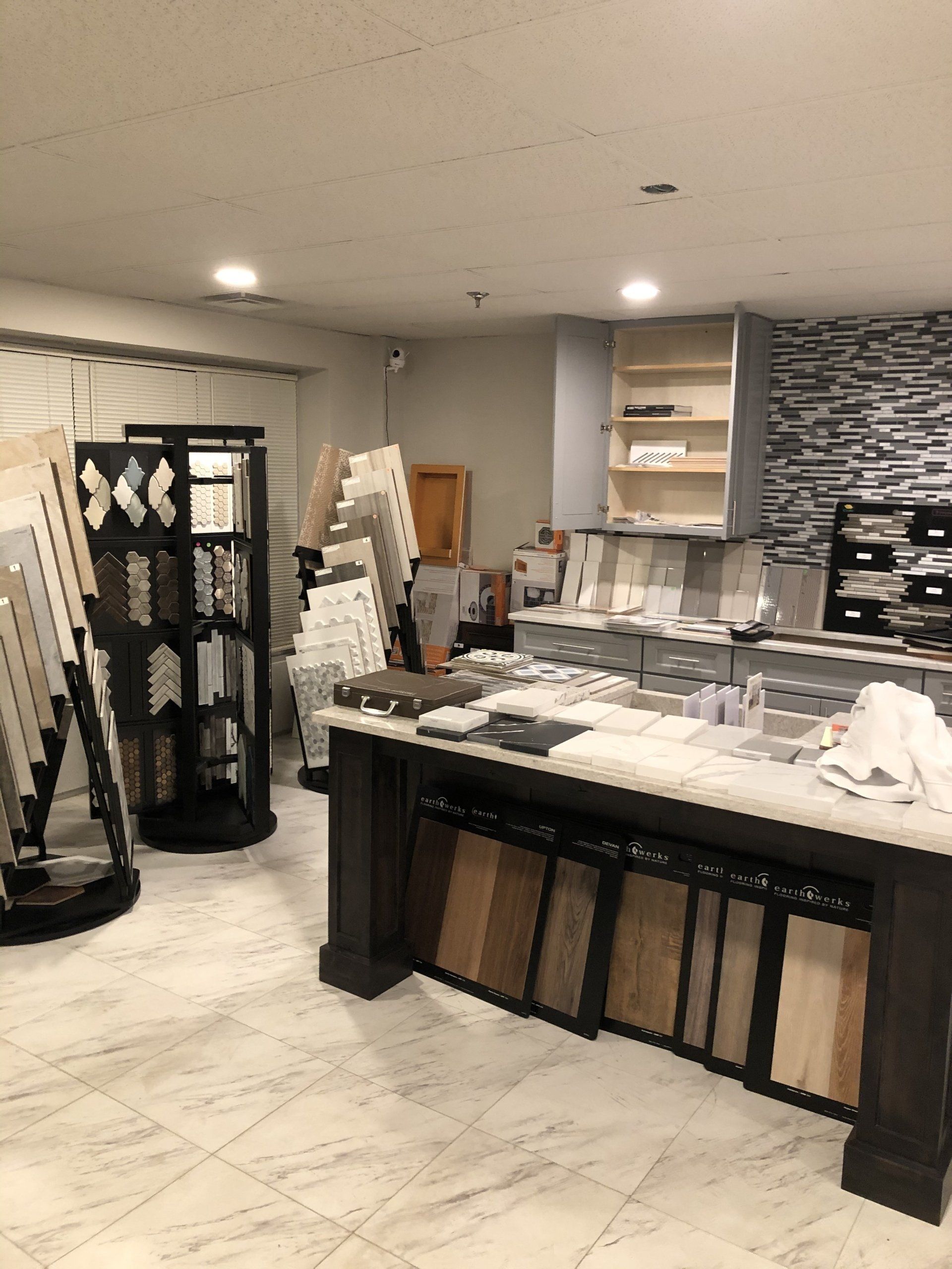 A showroom filled with lots of different types of tiles and counter tops.