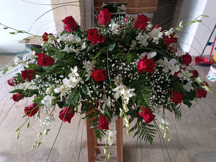 Un grande mazzo di rose rosse e fiori bianchi