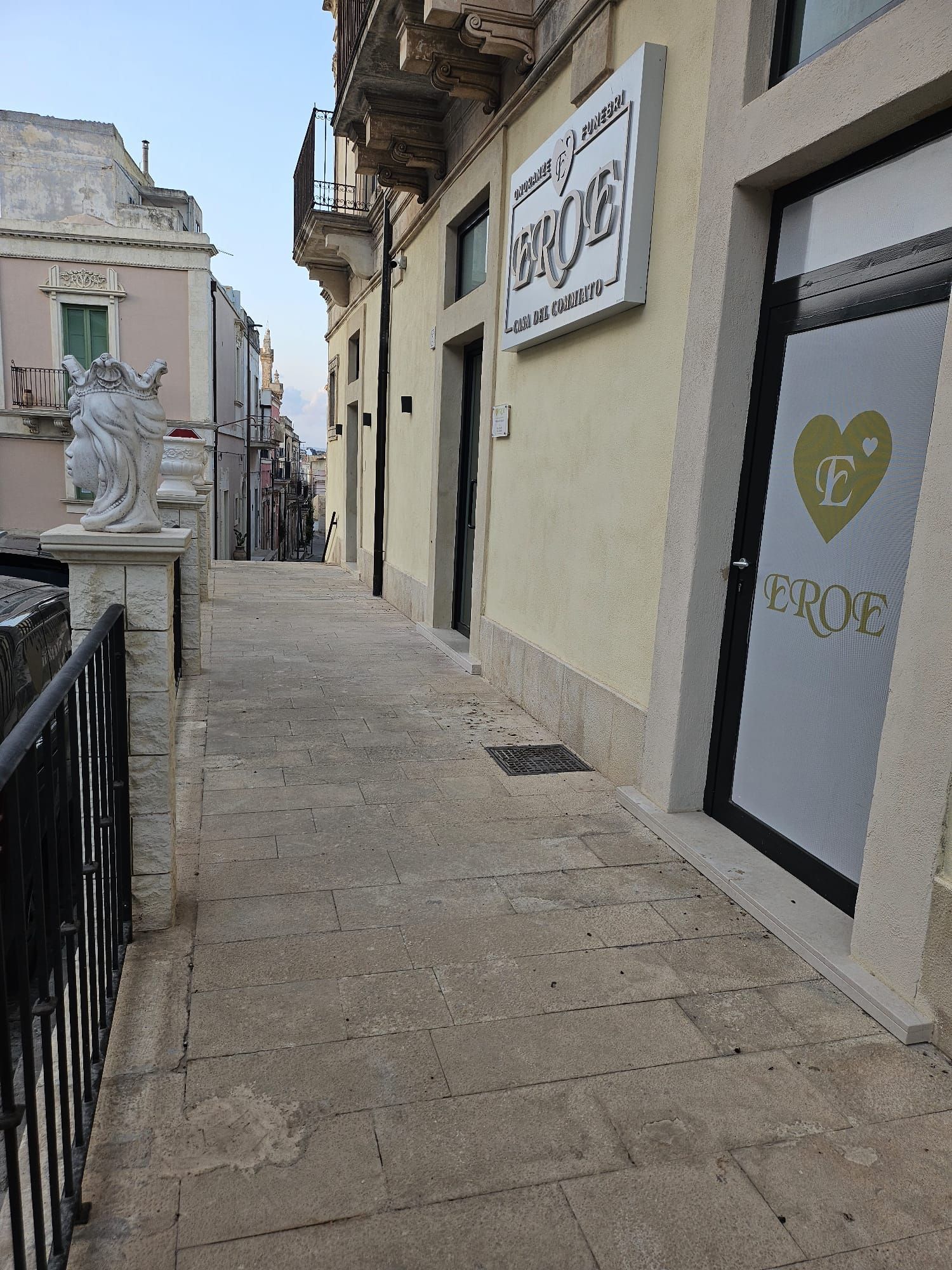 Un marciapiede che conduce a un edificio con la lettera f sulla porta