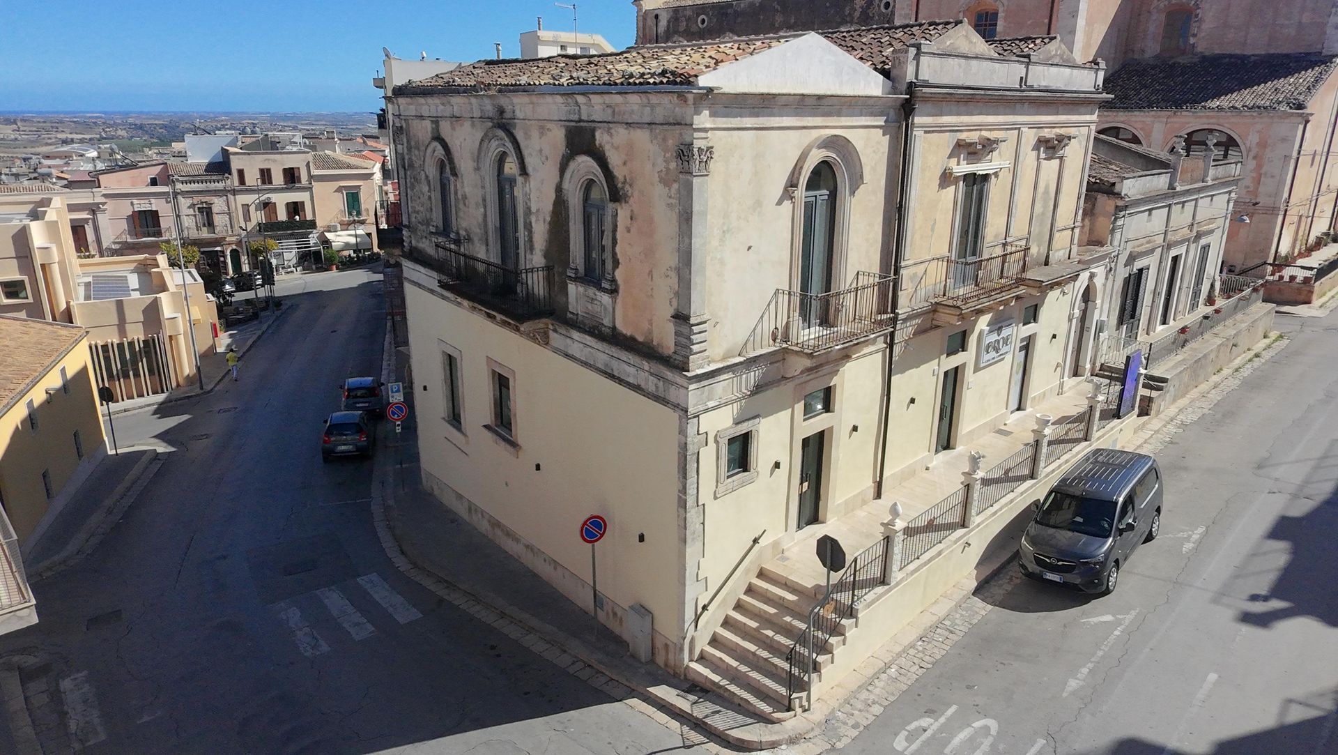 Una vista aerea di un edificio all'angolo di una strada