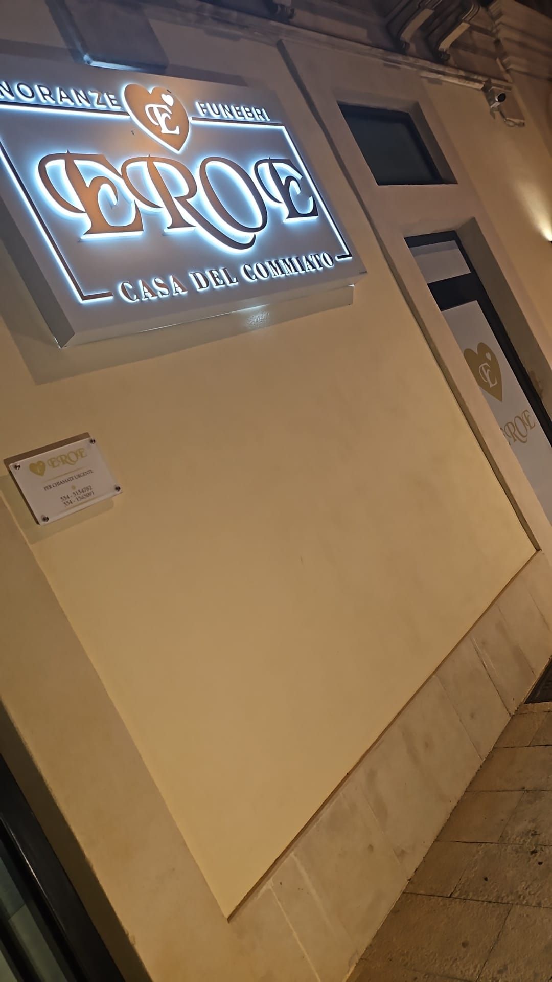 Un cartello sul lato di un edificio che dice