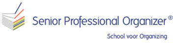 Logo voor Senior Professional Organizer: tekst en een gestileerde stapel papier. Daaronder staat