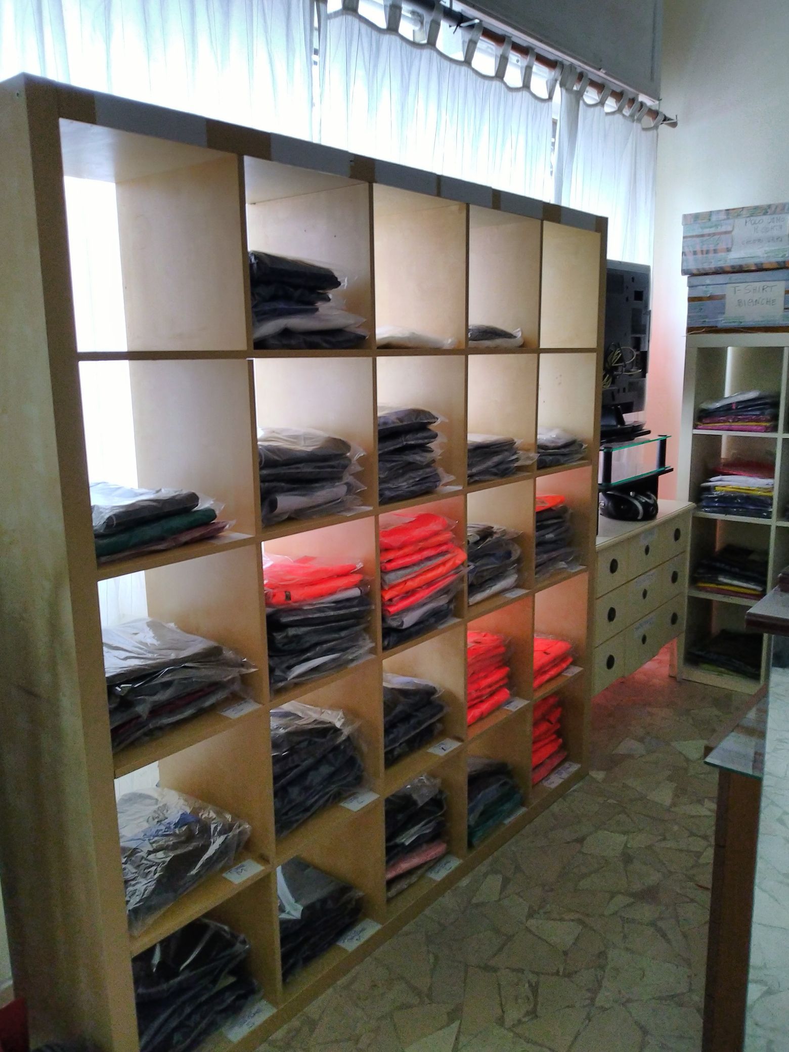 interni showroom con capi da lavoro