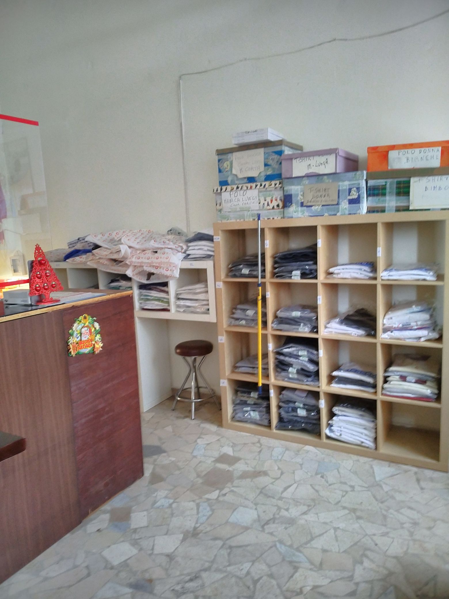 interni punto vendita con abiti da lavoro