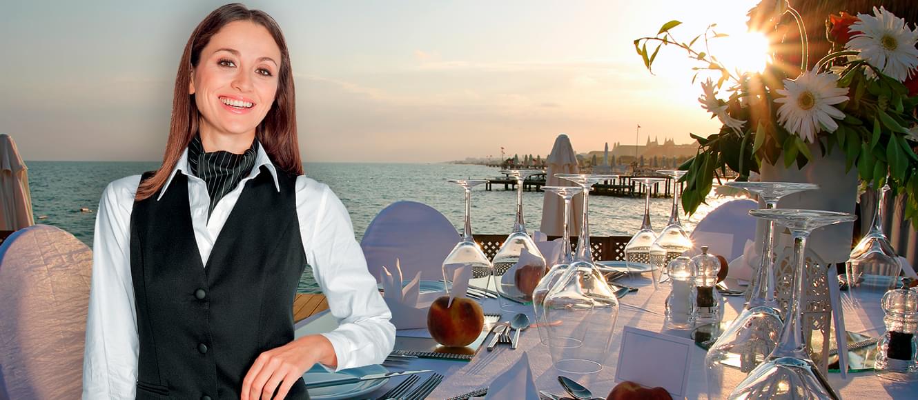cameriera ristorante con divisa professionale