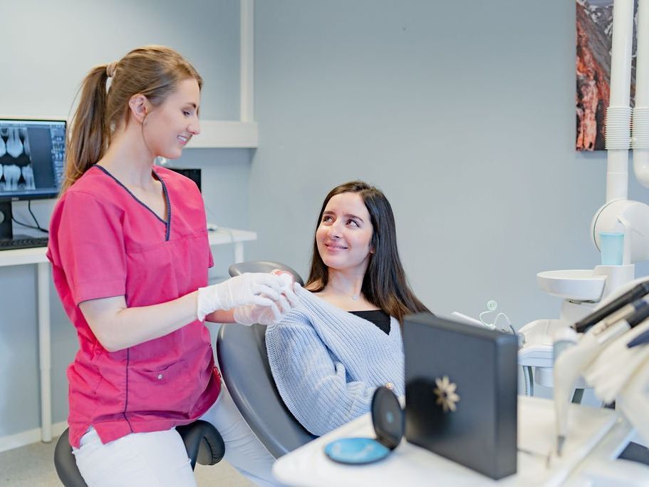Tannlege fra Clear Tannlegesenter på Majorstuen som snakker med en pasient