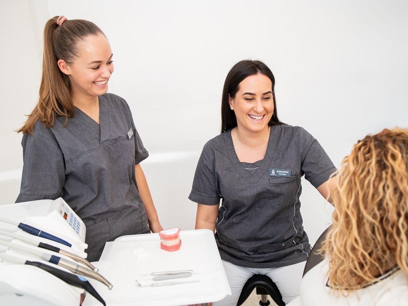 Tannleger fra Clear Tannlegesenter på Majorstuen som smiler og snakker med en pasient