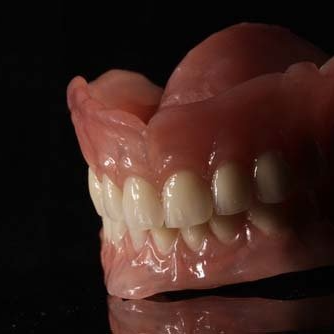 bilde av tannprotese, over- og underkjeve