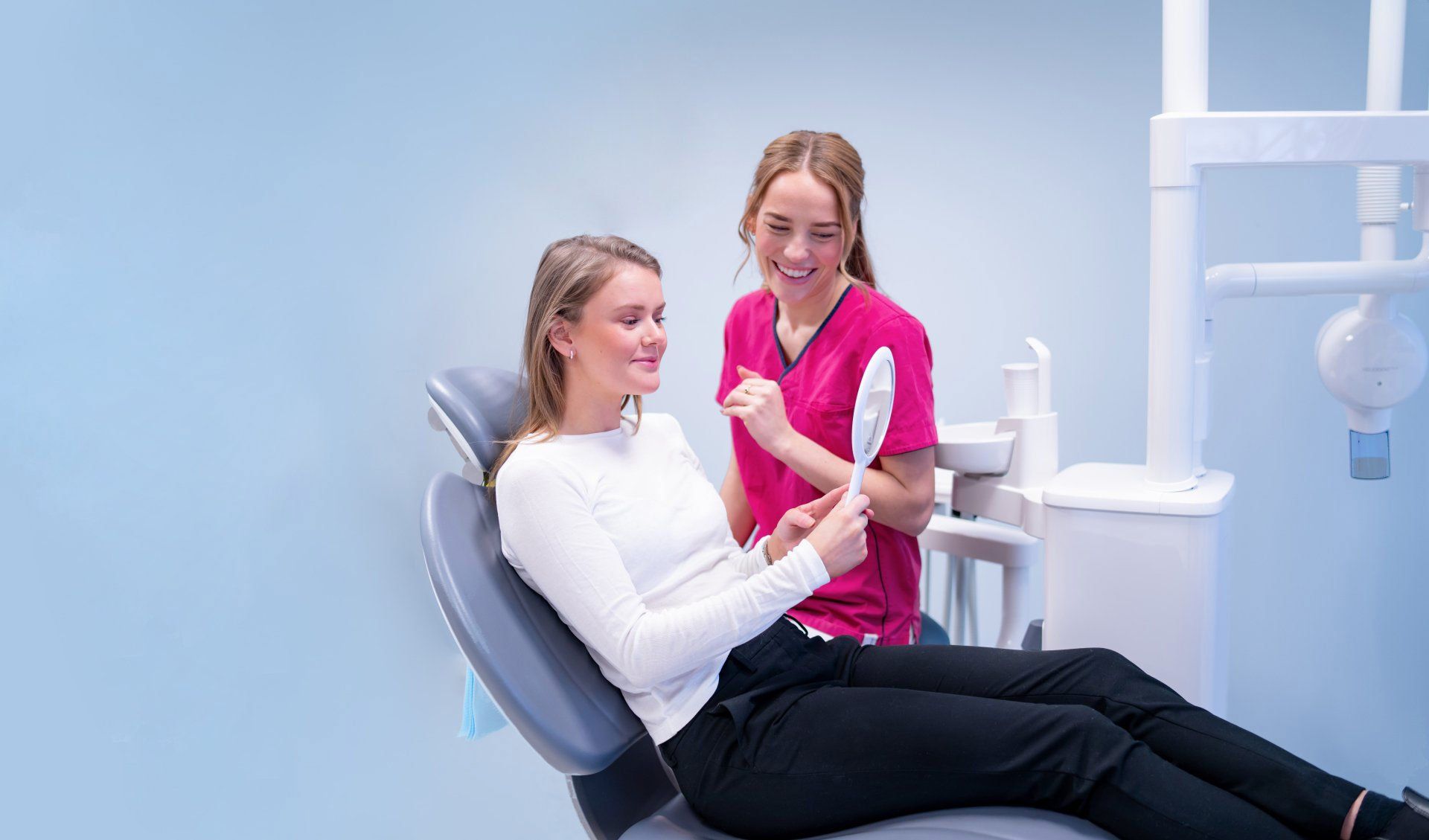 person som holder invisalign tannregulering foran munnen