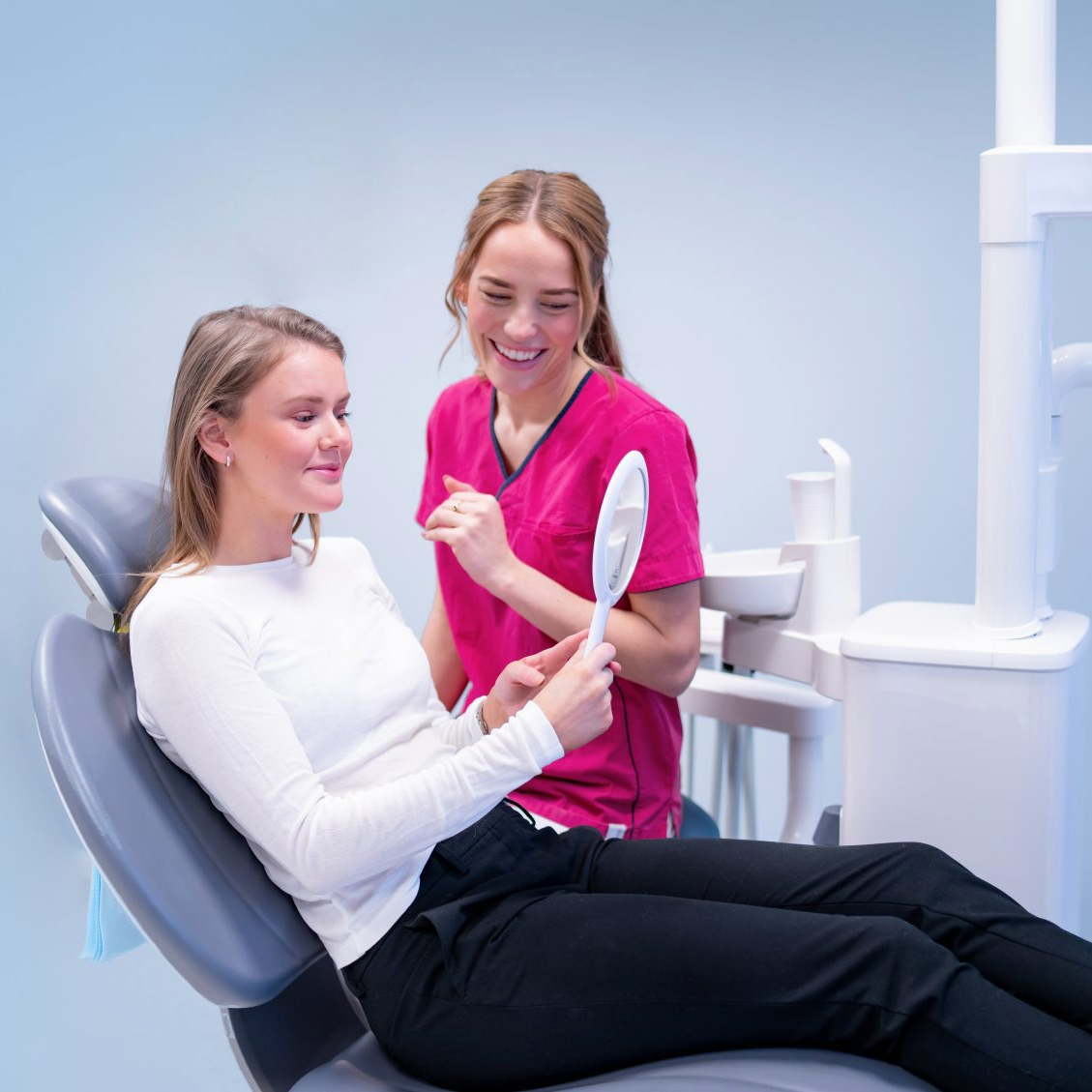 Kvinnelig pasient på tannlegevakt Drammen hos Clear Tannlegesenter