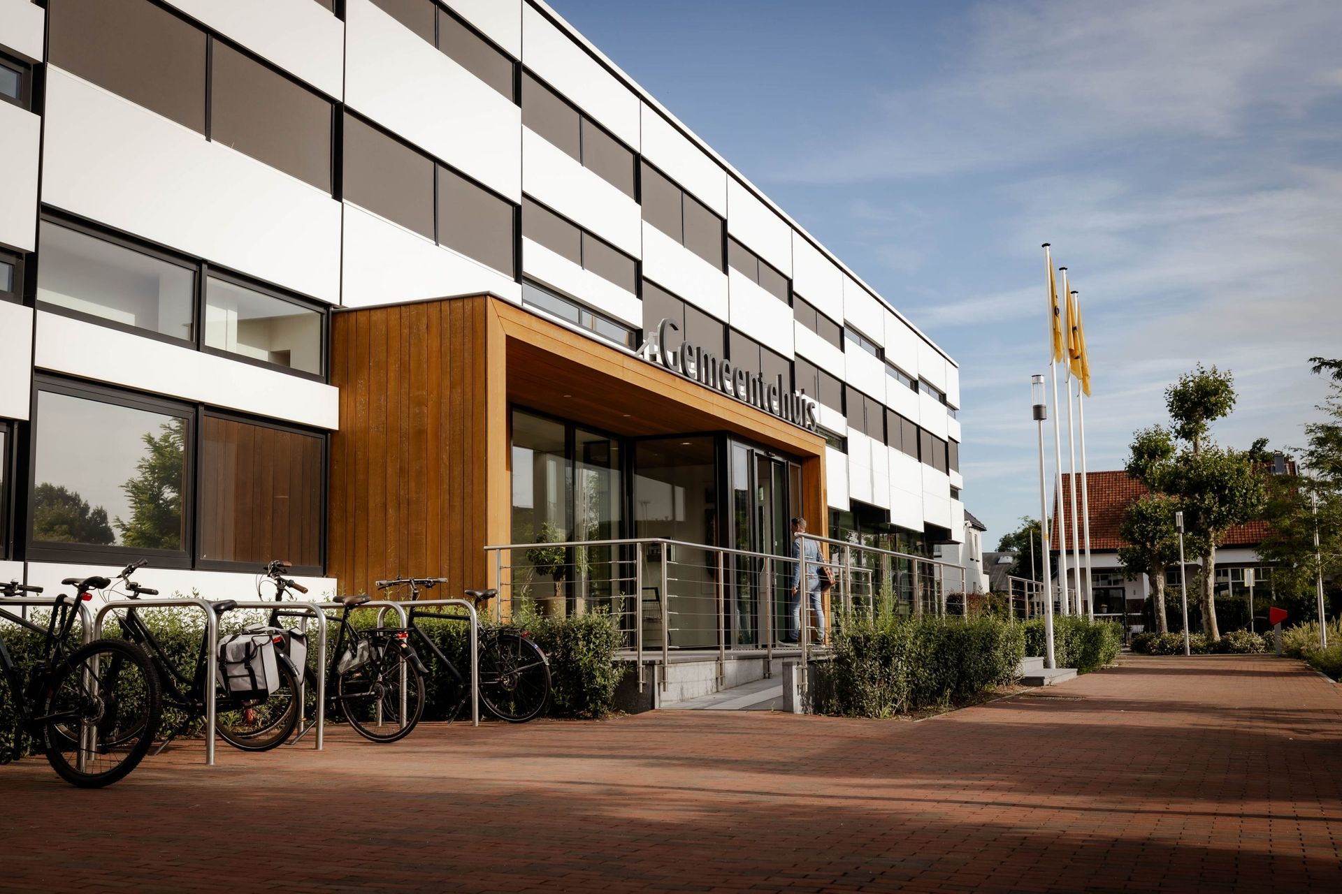 Een groot gebouw met daarvoor geparkeerde fietsen