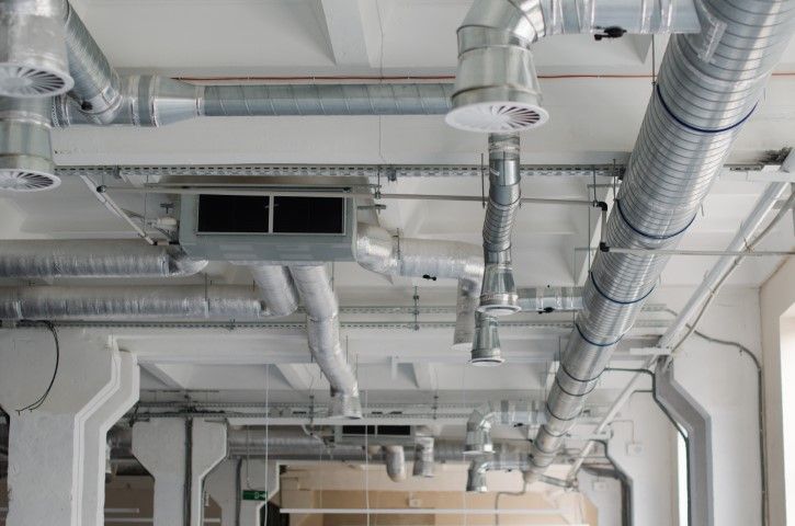 A room with a lot of pipes coming out of the ceiling.