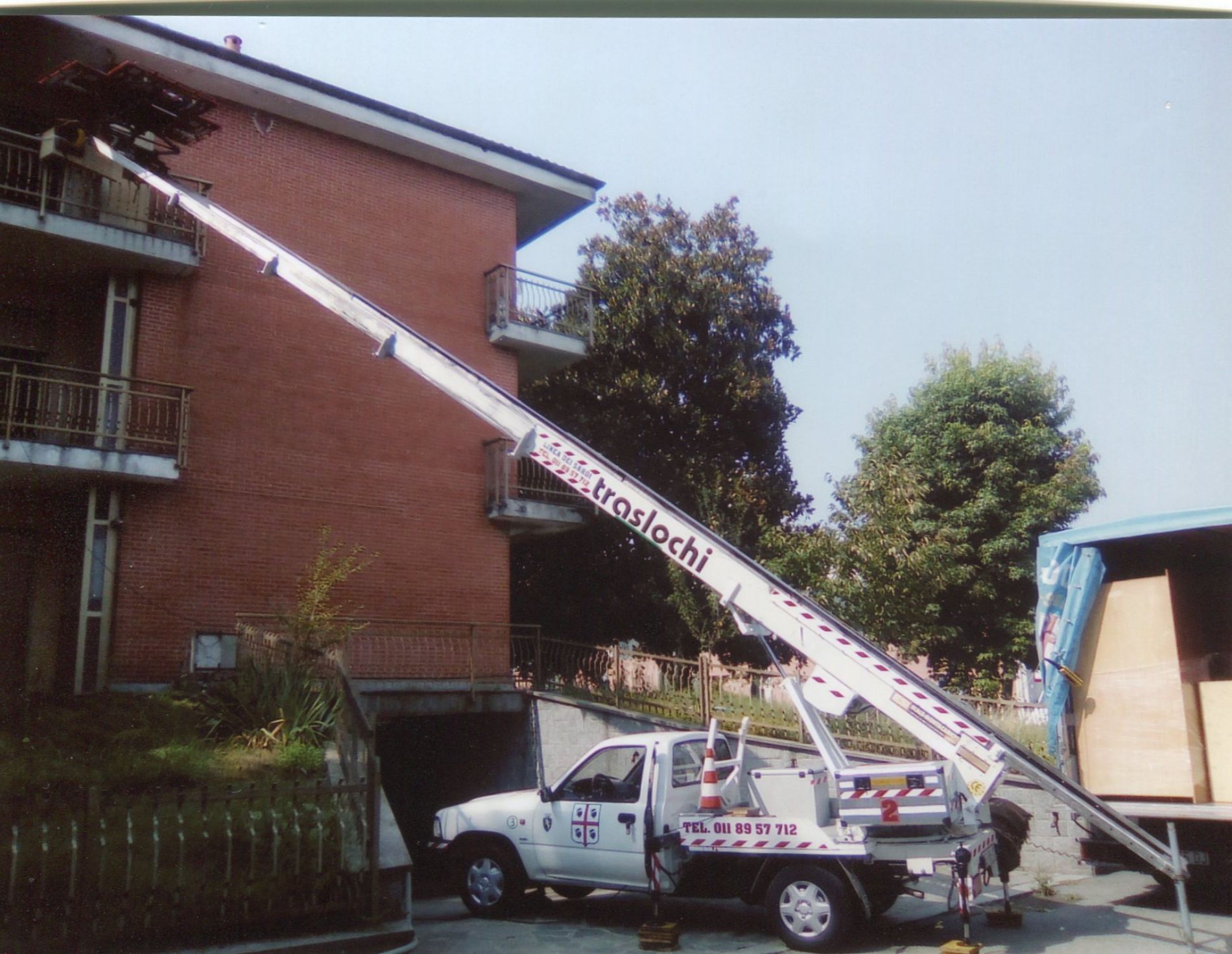 Mezzo per trasloco con scala alta