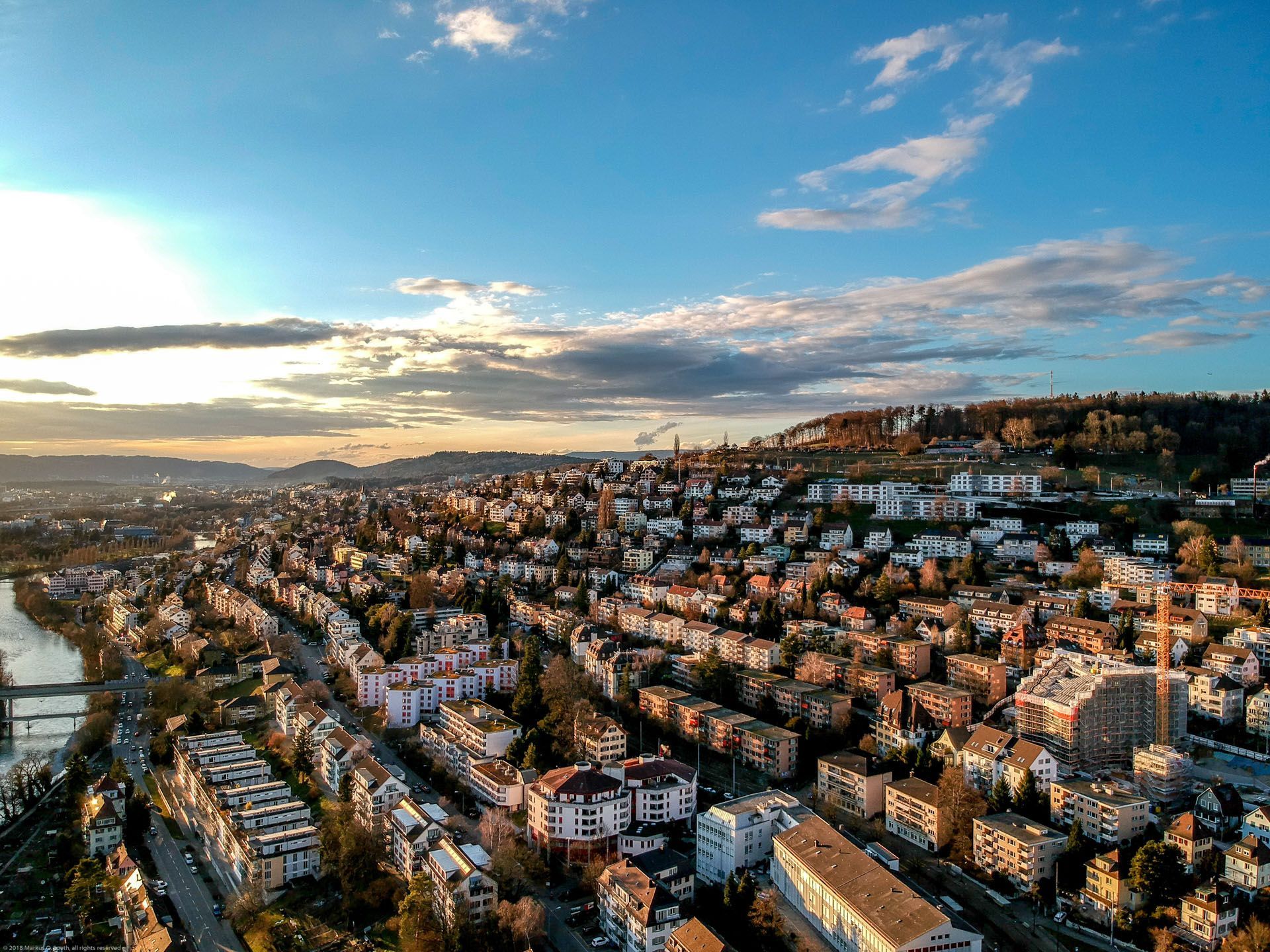 Drohnenaufnahme von Zürich Höngg bei Abendstimmung