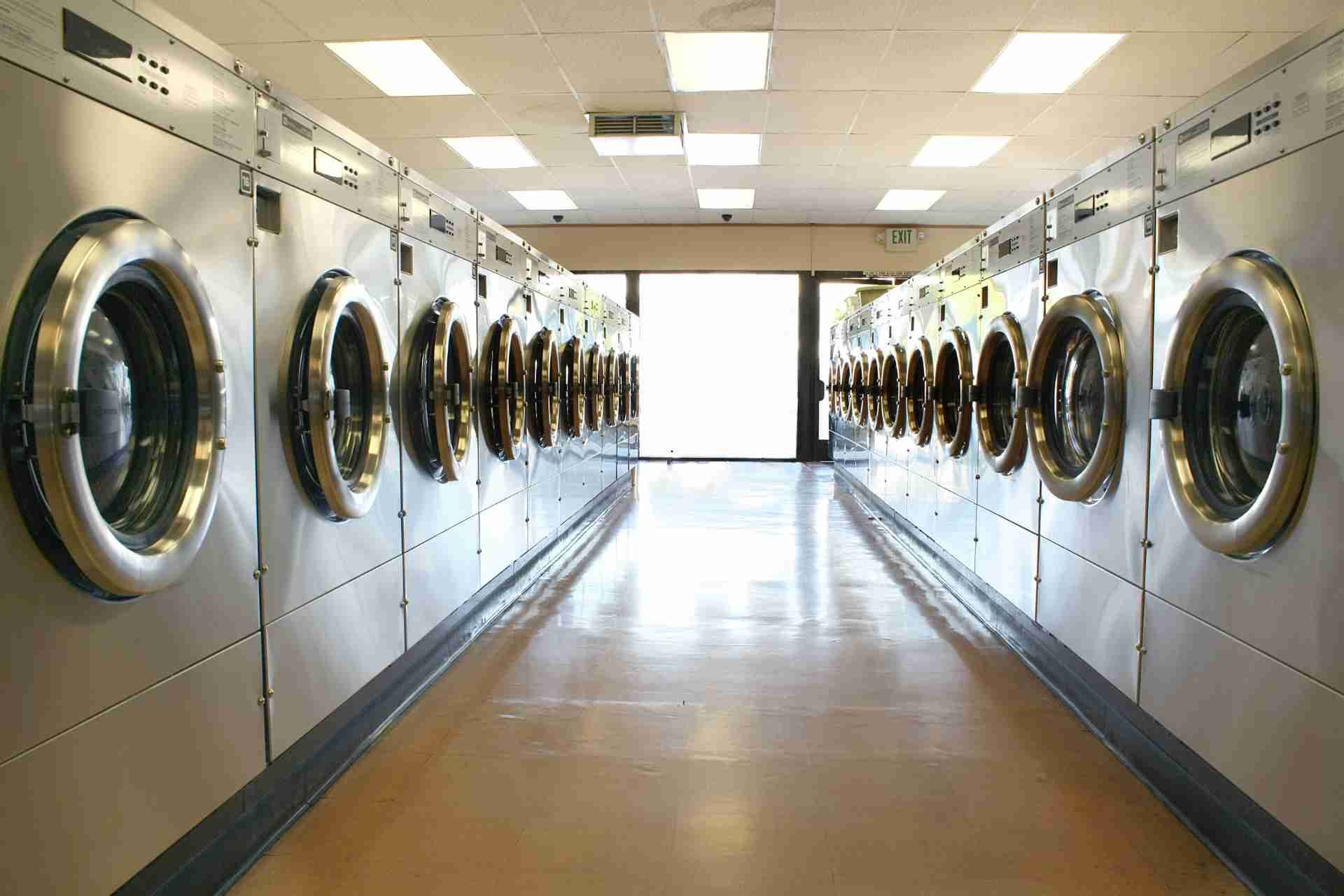 5 reasons to use a laundromat instead of doing laundry at home