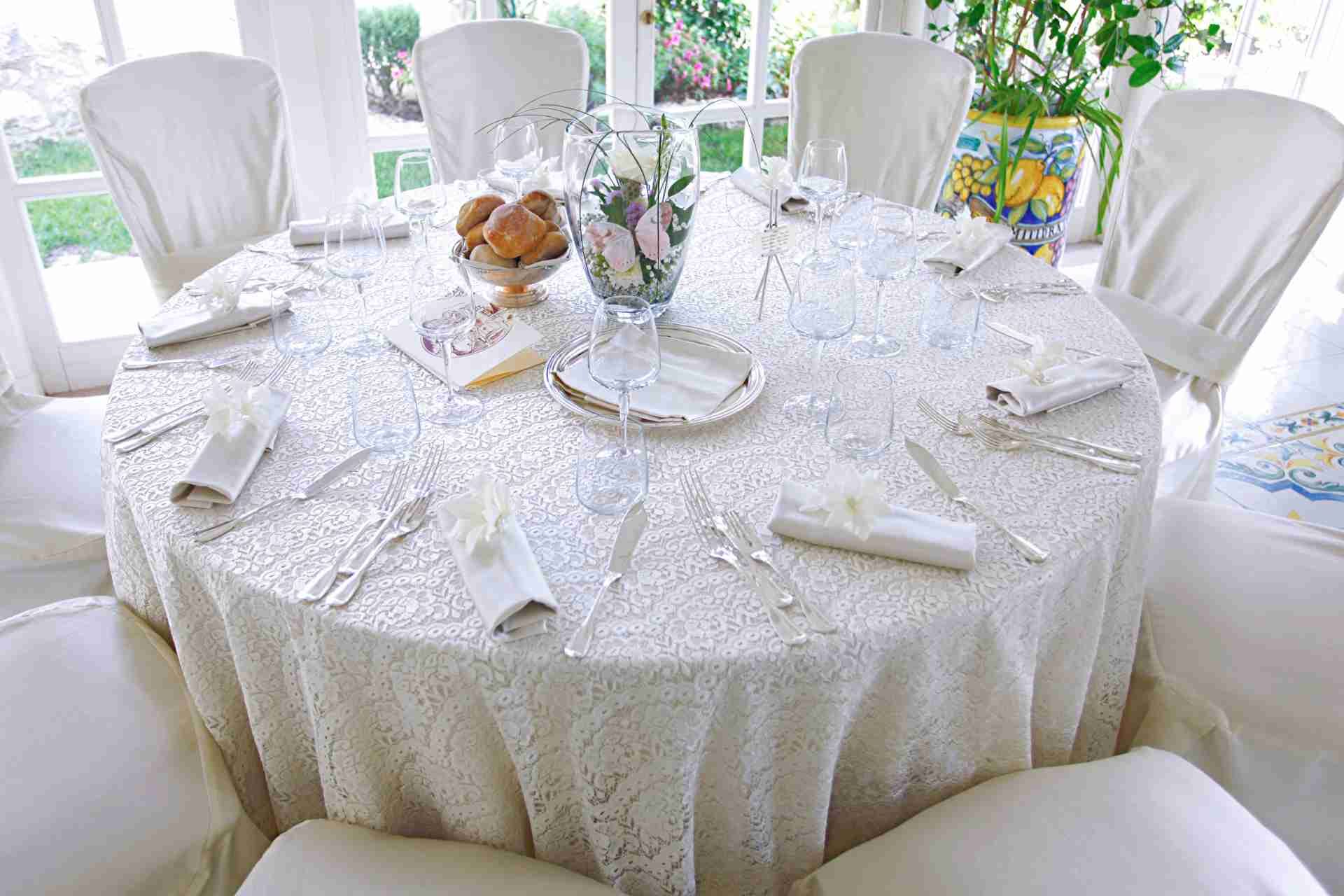 The Importance of Clean Tablecloths, Napkins, and Uniforms for Restaurant Hygiene