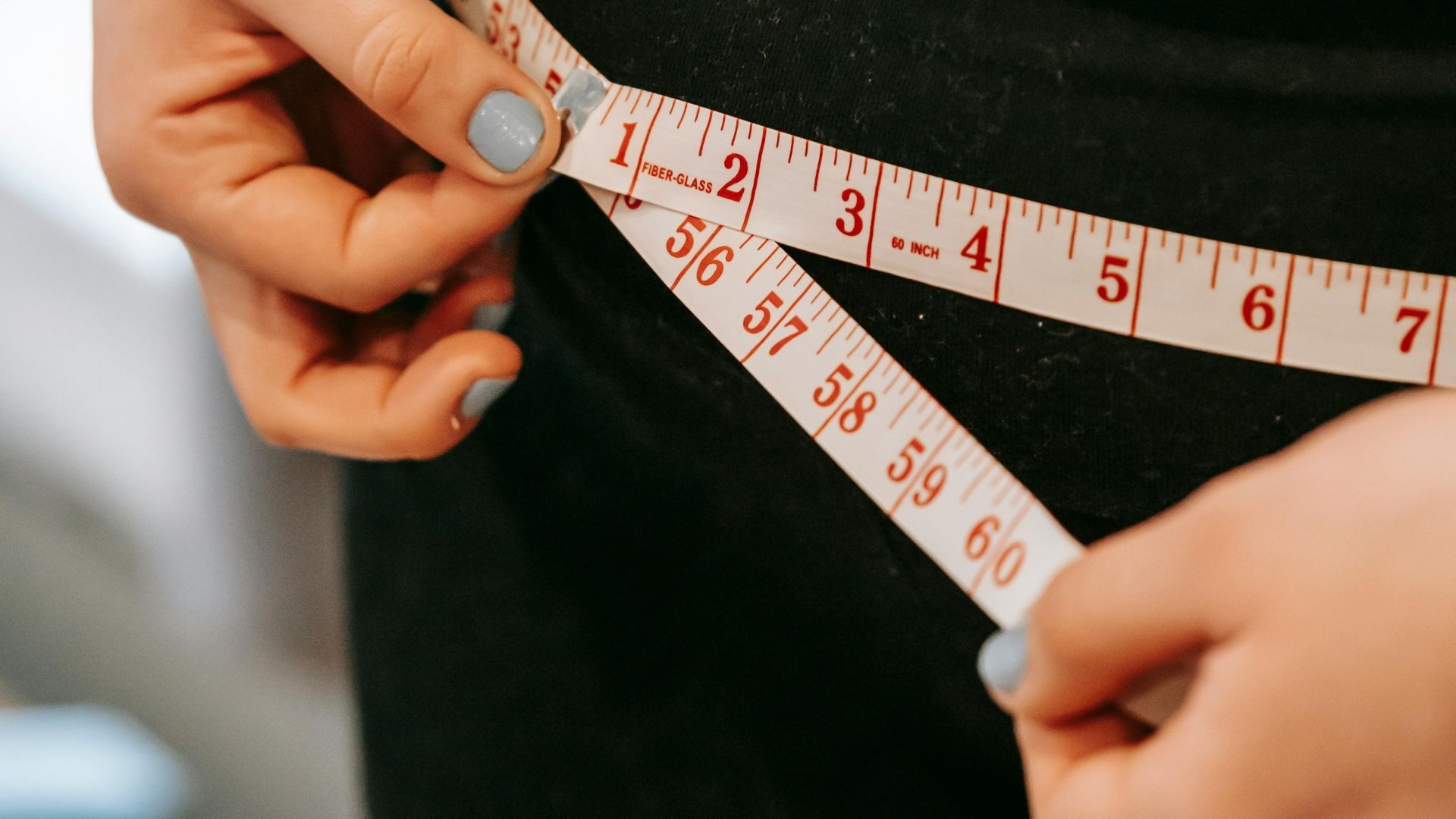 New Year weight-loss goals are notoriously difficult to keep. Follow our tips to learn healthy habits.
