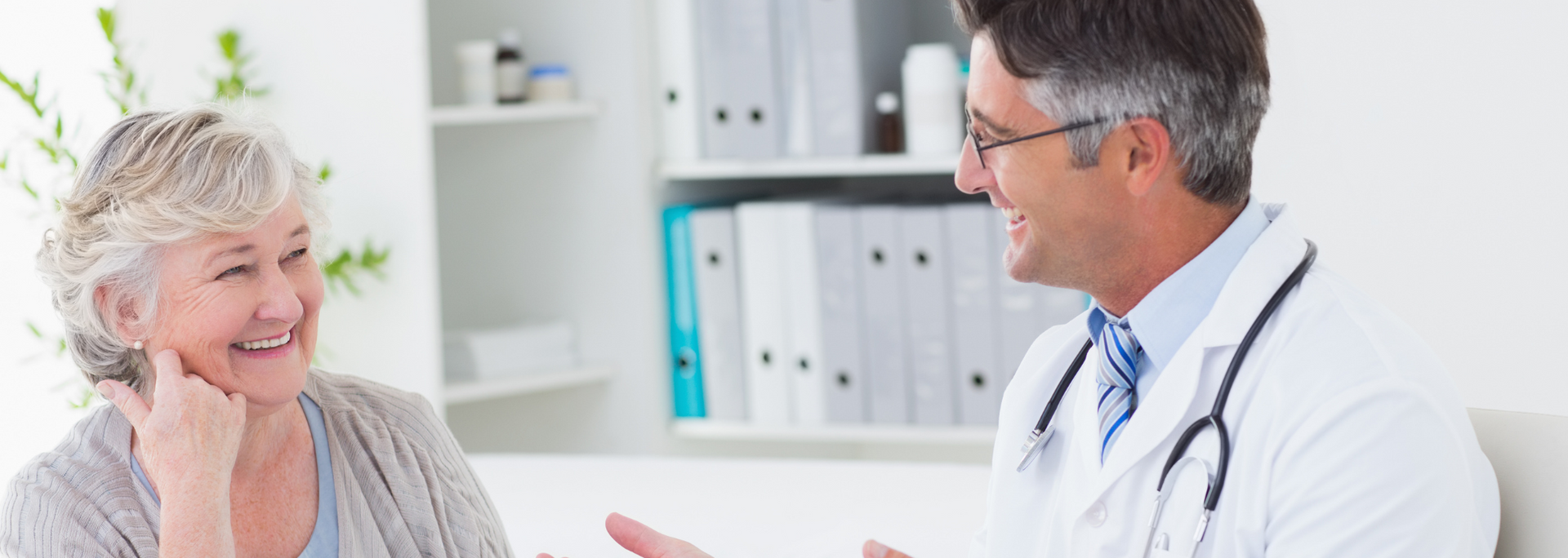 Picture of a person with a positive expression in consultation with a medical professional.