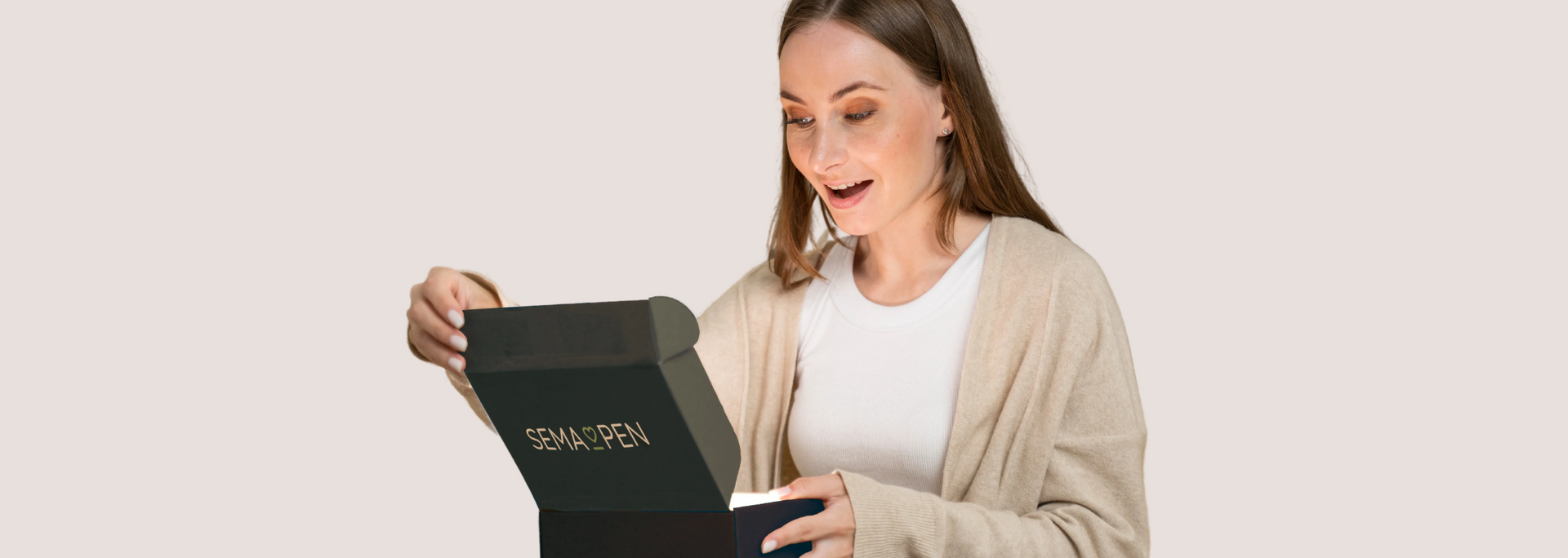 Picture of a person opening the SemaPen package. Picture of a person opening the SemaPen package.