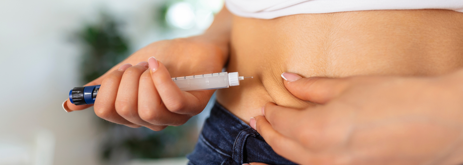 Picture of someone injecting themselves with an insulin pen. Picture of someone injecting themselves with an insulin pen.