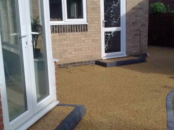 Resing driveway in Sheffield with dark block  paving edging and entrance section