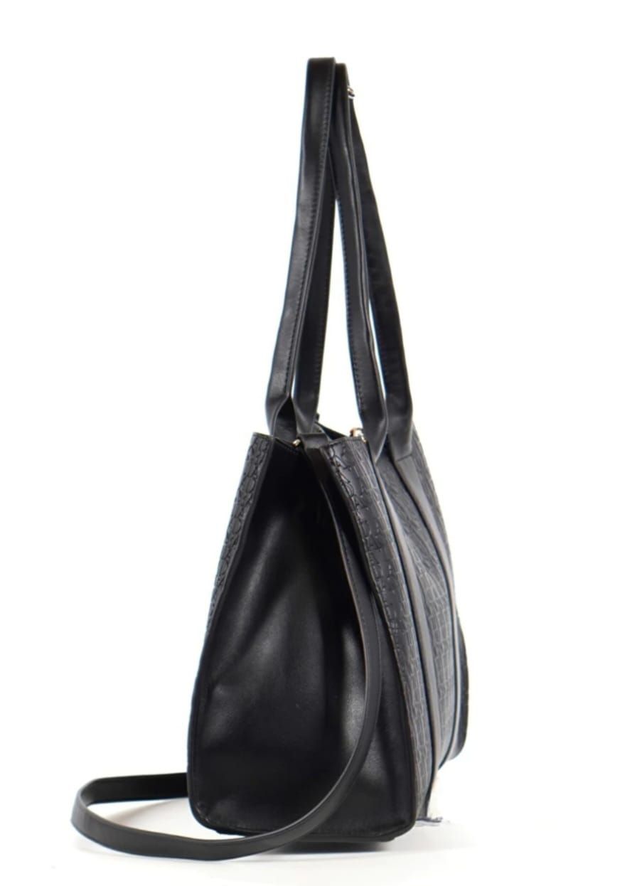 Bolso tote negro con estampado en relieve, asas y correa de hombro desmontable.