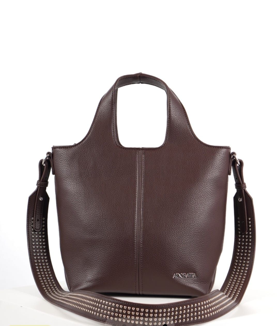 Bolso de mano de piel marrón con bandolera con tachuelas y asa corta.