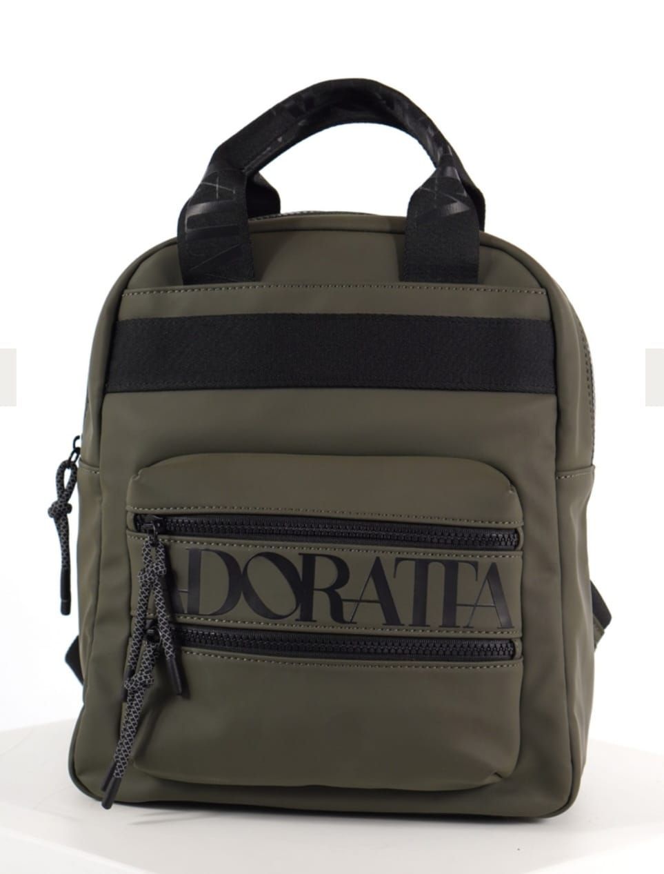 Mochila verde oliva con detalles en negro, bolsillo frontal y letras