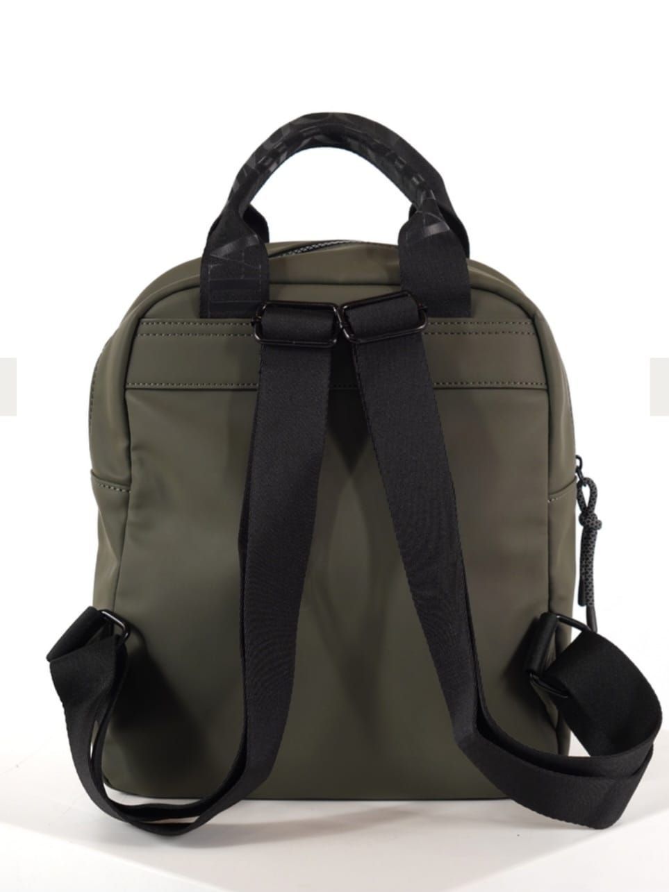 Mochila verde oliva con detalles en negro y