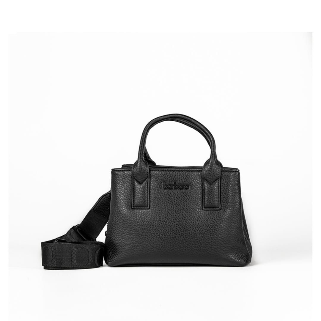 Bolso de mano de piel de color negro con asas superiores y bandolera sobre fondo blanco.