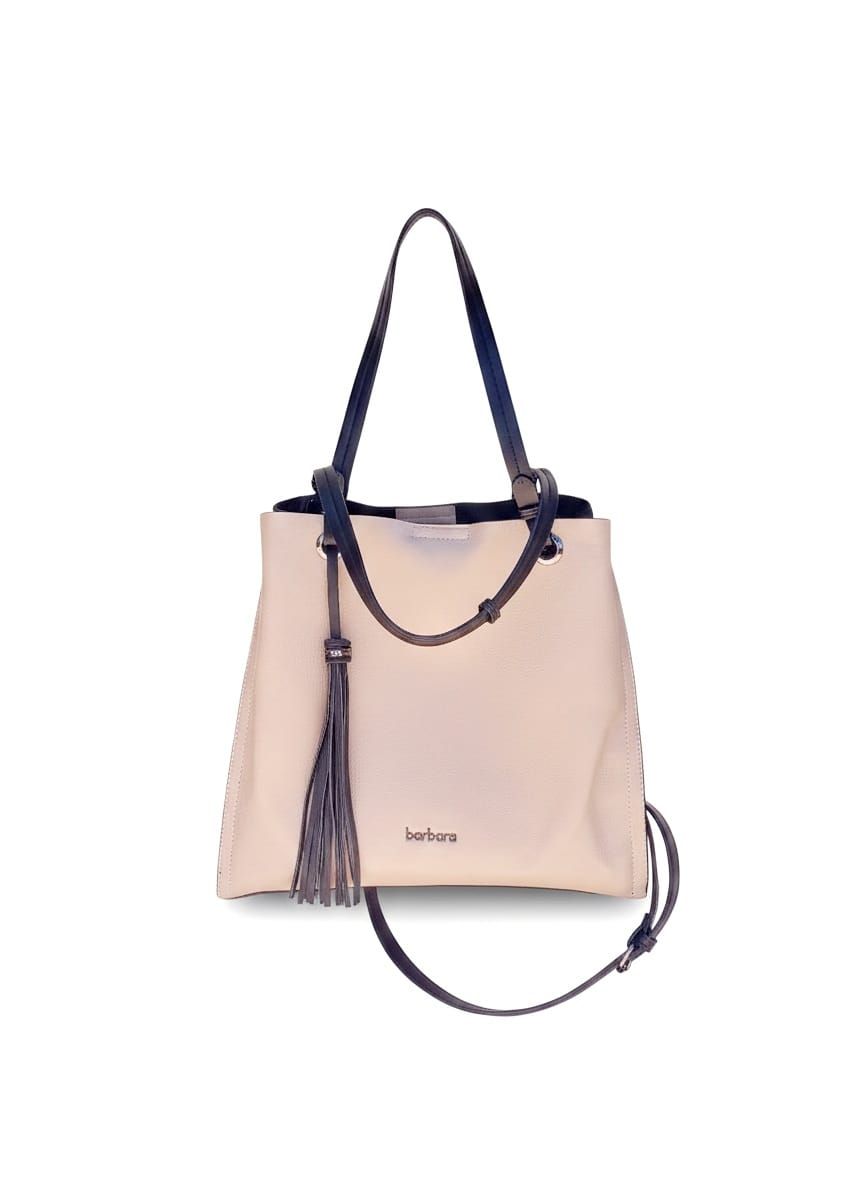 Bolso de mano de color beige con asas y borla de color azul oscuro, lleva adjunta una correa para el hombro.