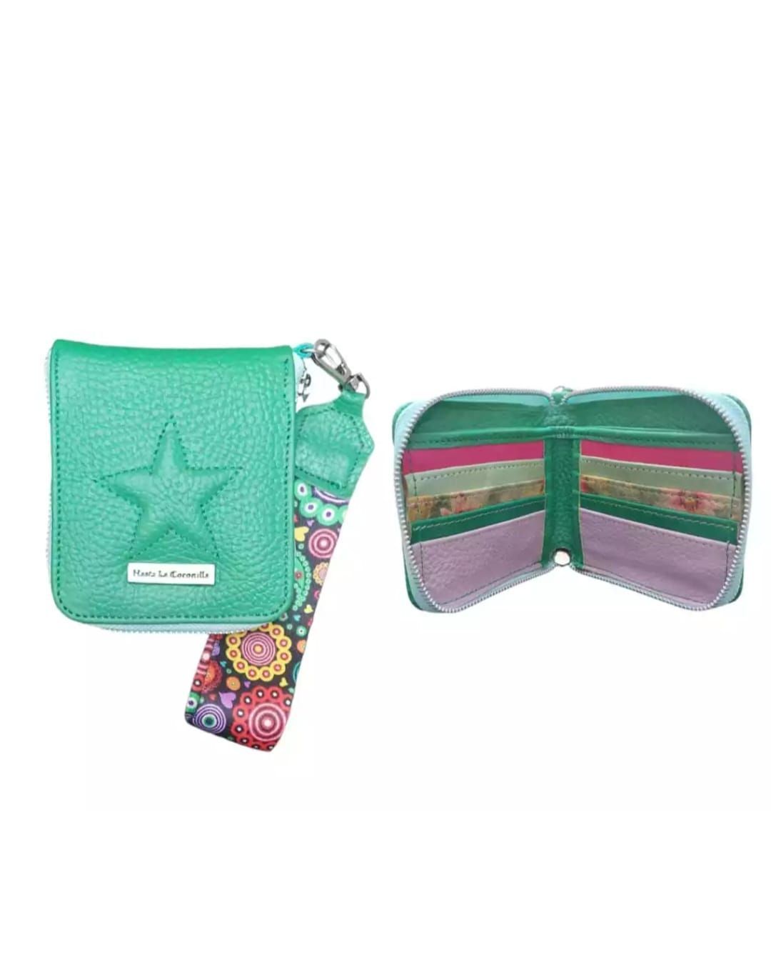 Cartera de piel verde con estrella y correa de muñeca floral; cartera abierta que muestra ranuras para tarjetas.