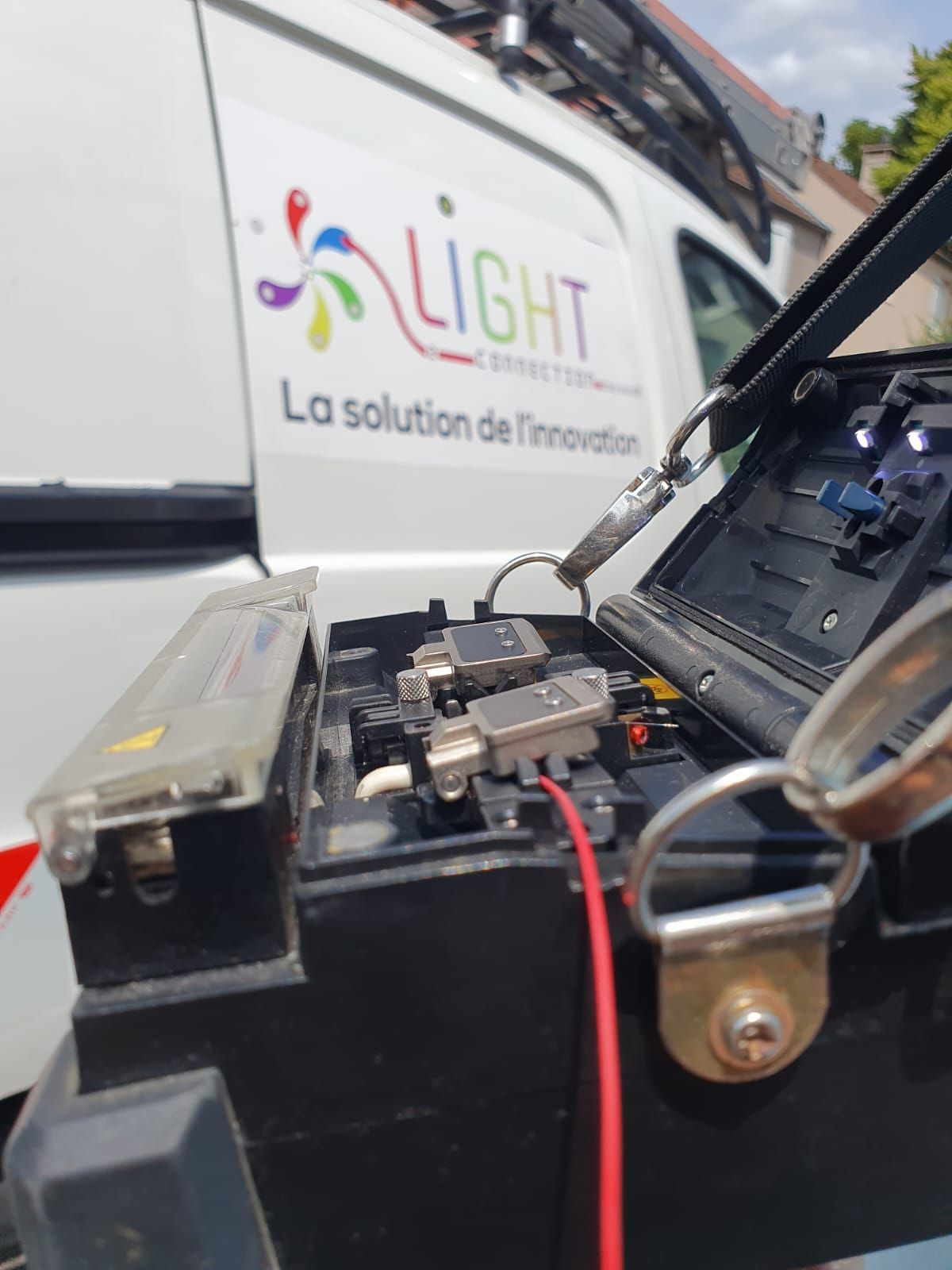 Une camionnette blanche avec le mot lumière sur le côté