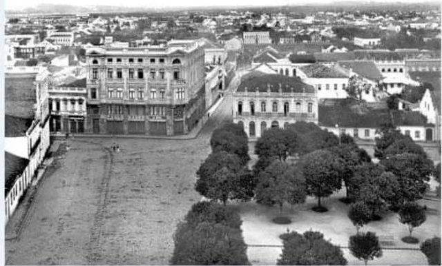 CURITIBA E PARANA EM FOTOS ANTIGAS: A Praça Tiradentes com grande movimento  na década de 1950 em 2023