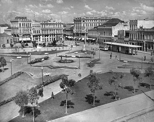 CURITIBA E PARANA EM FOTOS ANTIGAS: A Praça Tiradentes com grande movimento  na década de 1950 em 2023