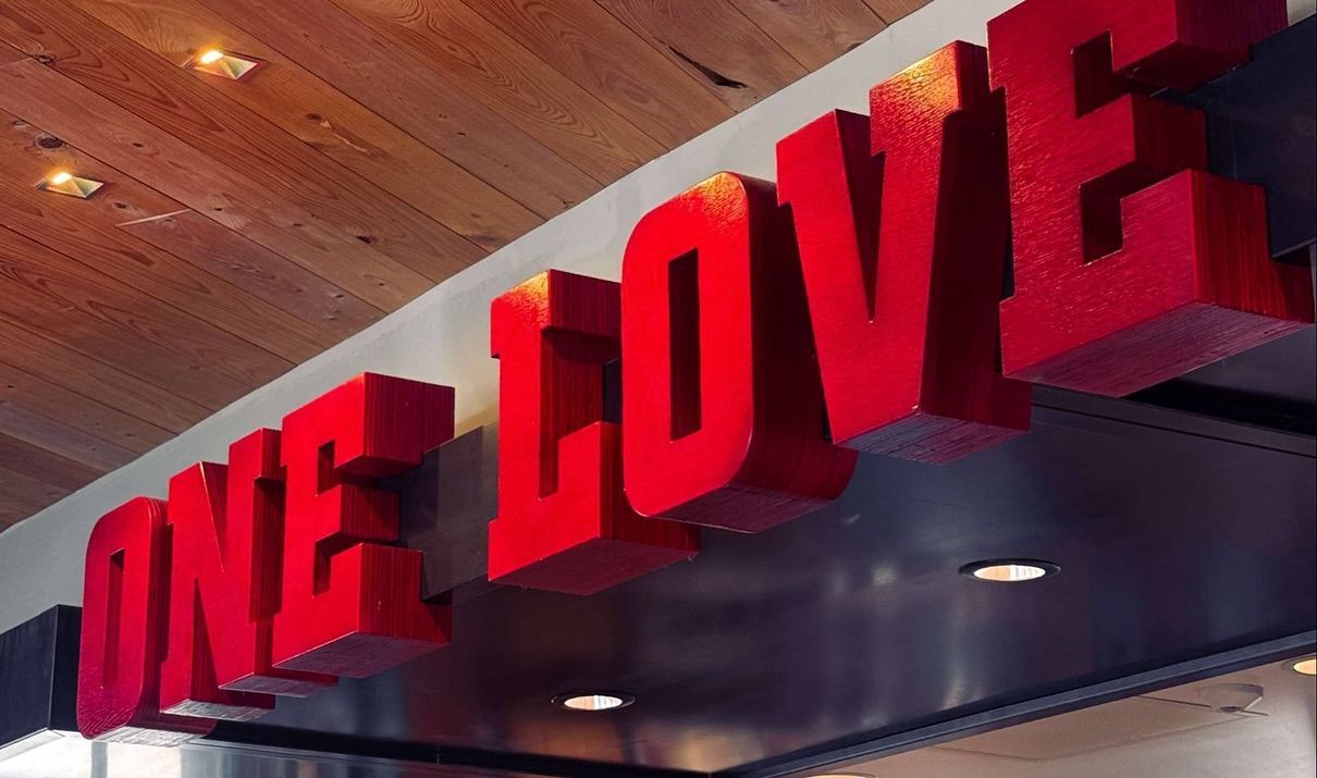 A red sign that says one love on it