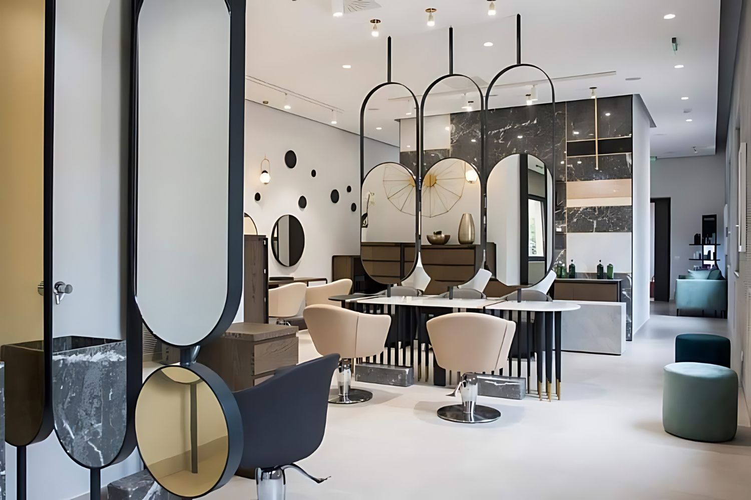 un parrucchiere con molte sedie e specchi.