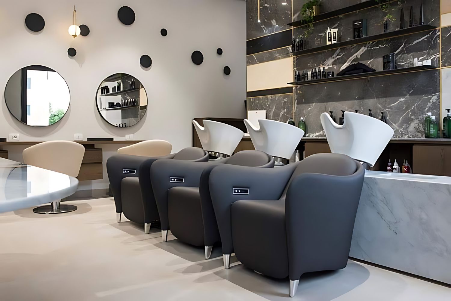 una fila di sedie e lavandini in un parrucchiere.